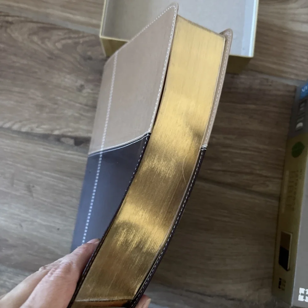 NIV Giant Print Reference Bible 14pt Tan Leathersoft- In Excellent Condition